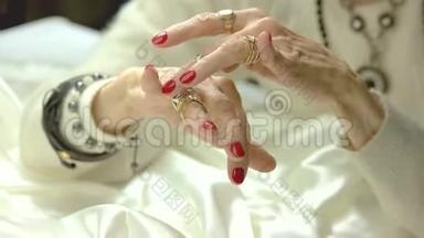 年老的女人手里拿着豪华戒指。